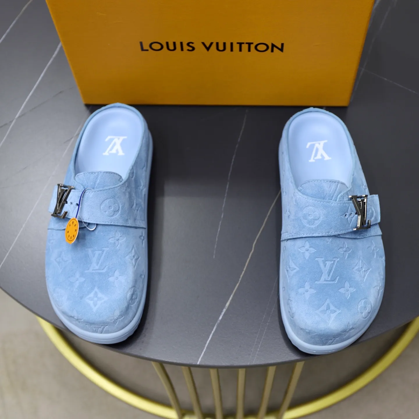 Ex-factory price: 520💰🙅‍♂️🙅‍♂️🙅‍♂️Birkenstock Brand: LV Louis Vuitton Standard code: 38-45 (cowhide lining) Grade: Same as the official website Material: Original leather design Original rubber wear-resistant molded outsole Style category: Men's fashion sandals Distinguished luxury brand elements Top luxury Color: Actual picture color